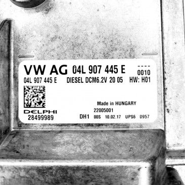 VW ENGINE COMPUTER CONTROLLER 04L907445E